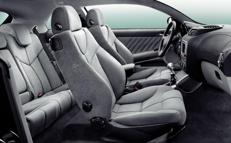 Интерьер Alfa Romeo GT (937C) 2003 года  (WW) (фото 38 из 53)